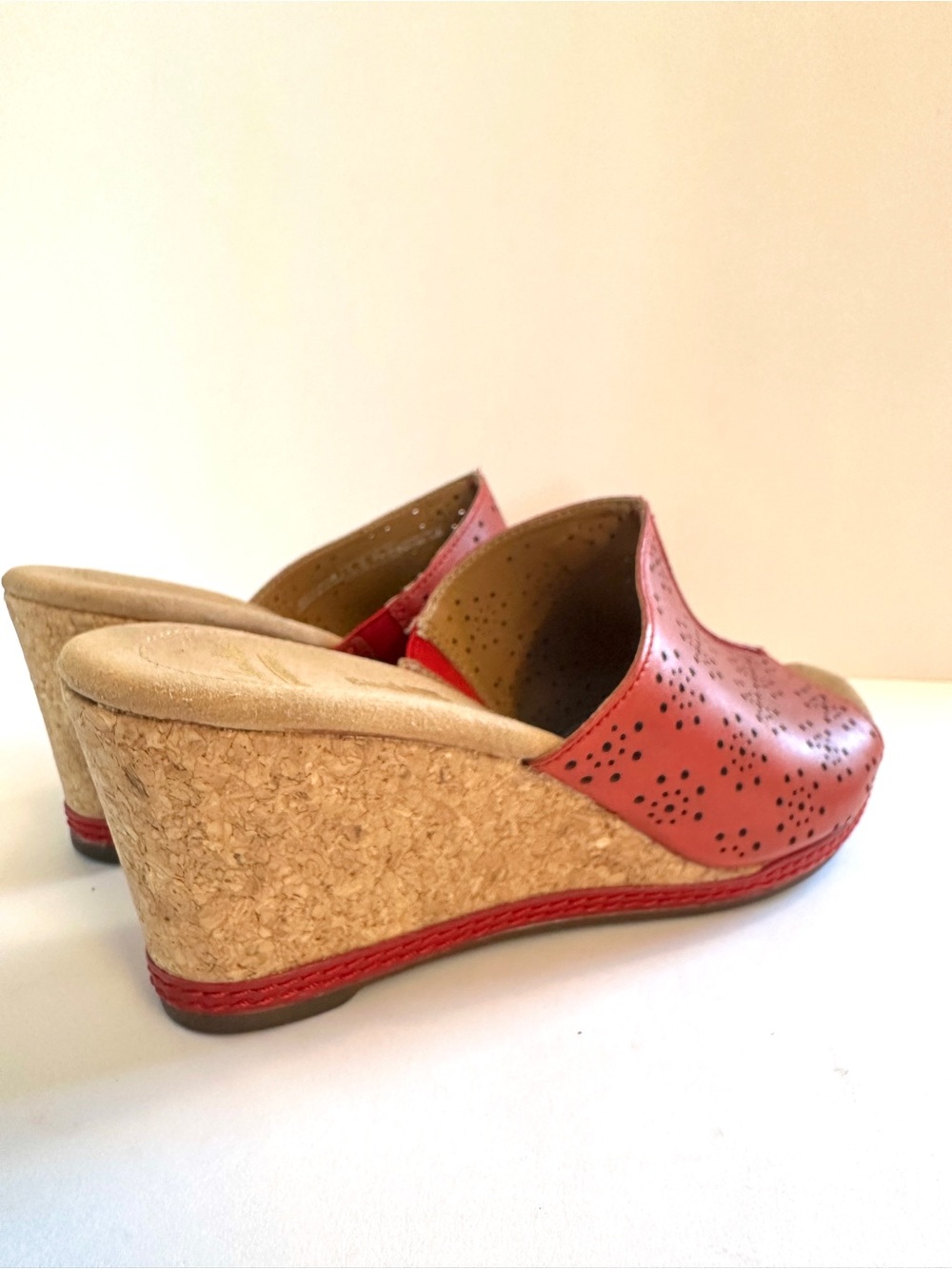 CLARKS WOMENS HELIO CORRIDOR RED PERFORATED LEATHER CORK WEDGE SANDALS NEW Sz8.5 - Picture 7 of 12